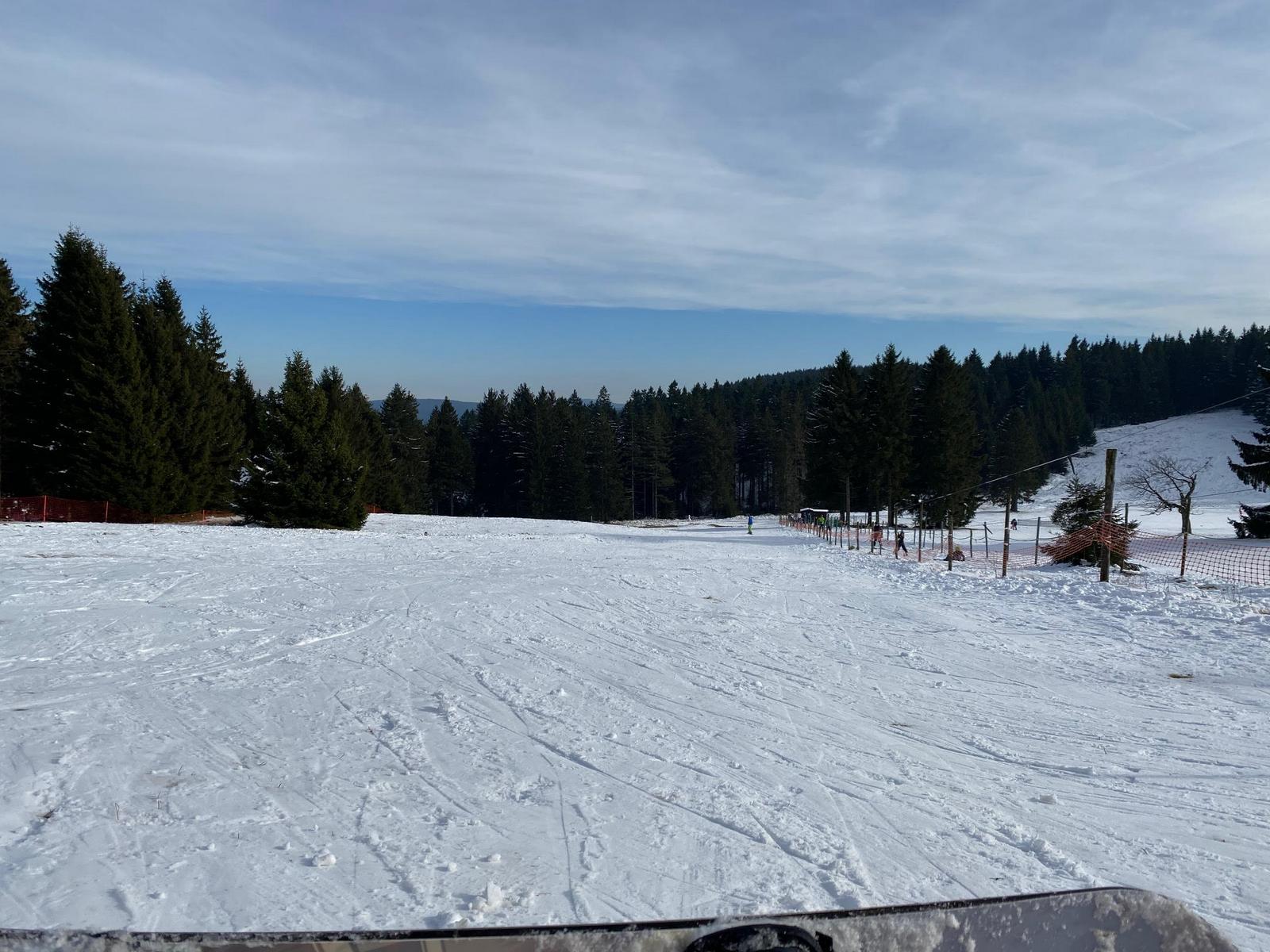 Skilift Oberhof in winterlicher Landschaft