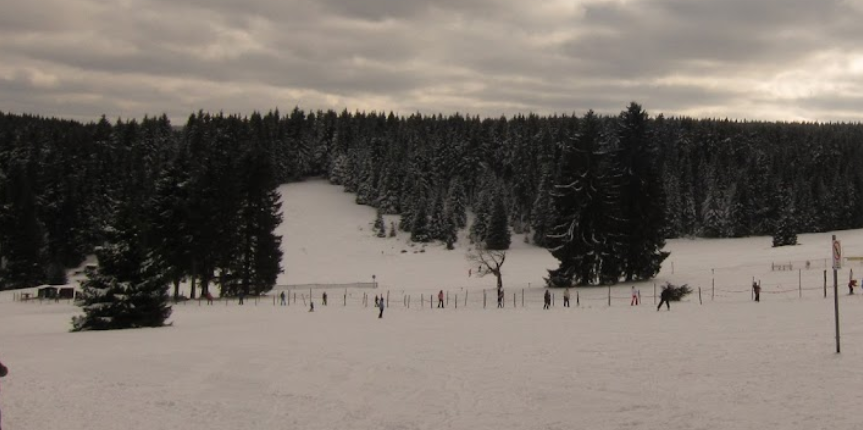 Kinder erleben Snowtubing Abenteuer in Oberhof