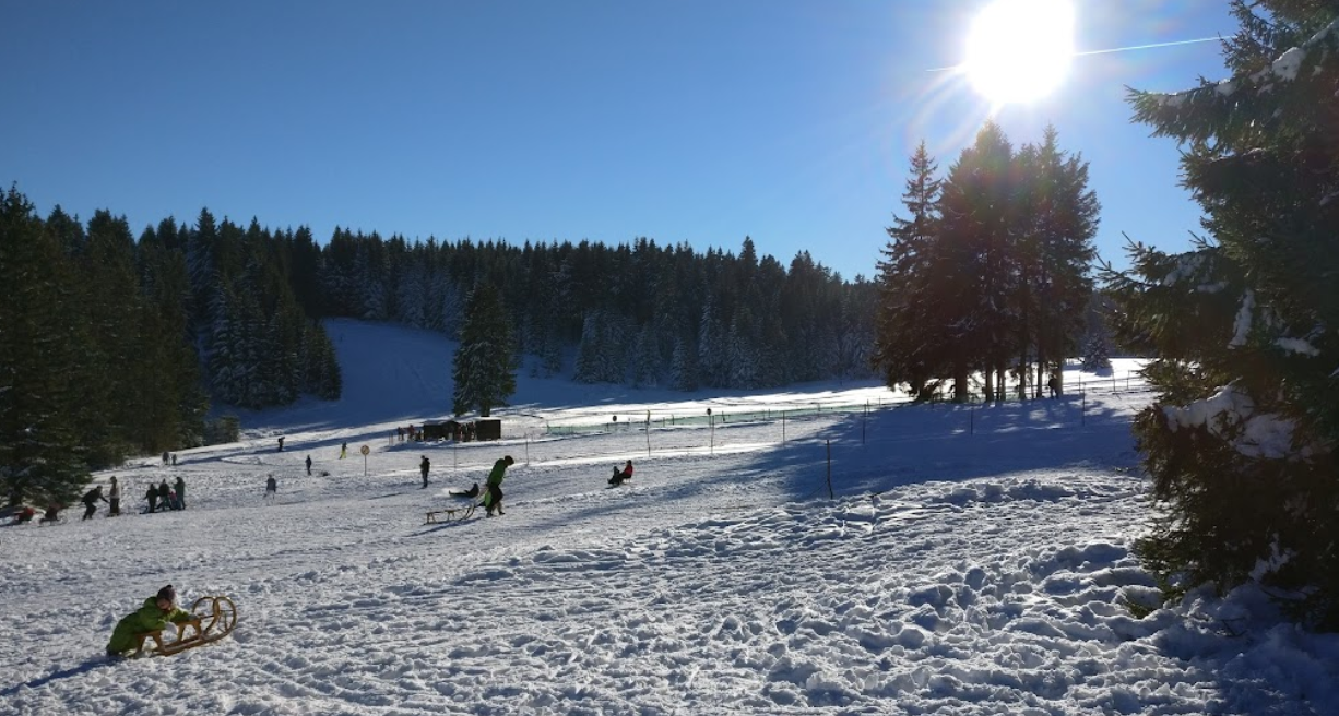 Winteraktivitäten am Fuße des Skilifts Oberhof